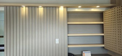 Painel ripado com bancada