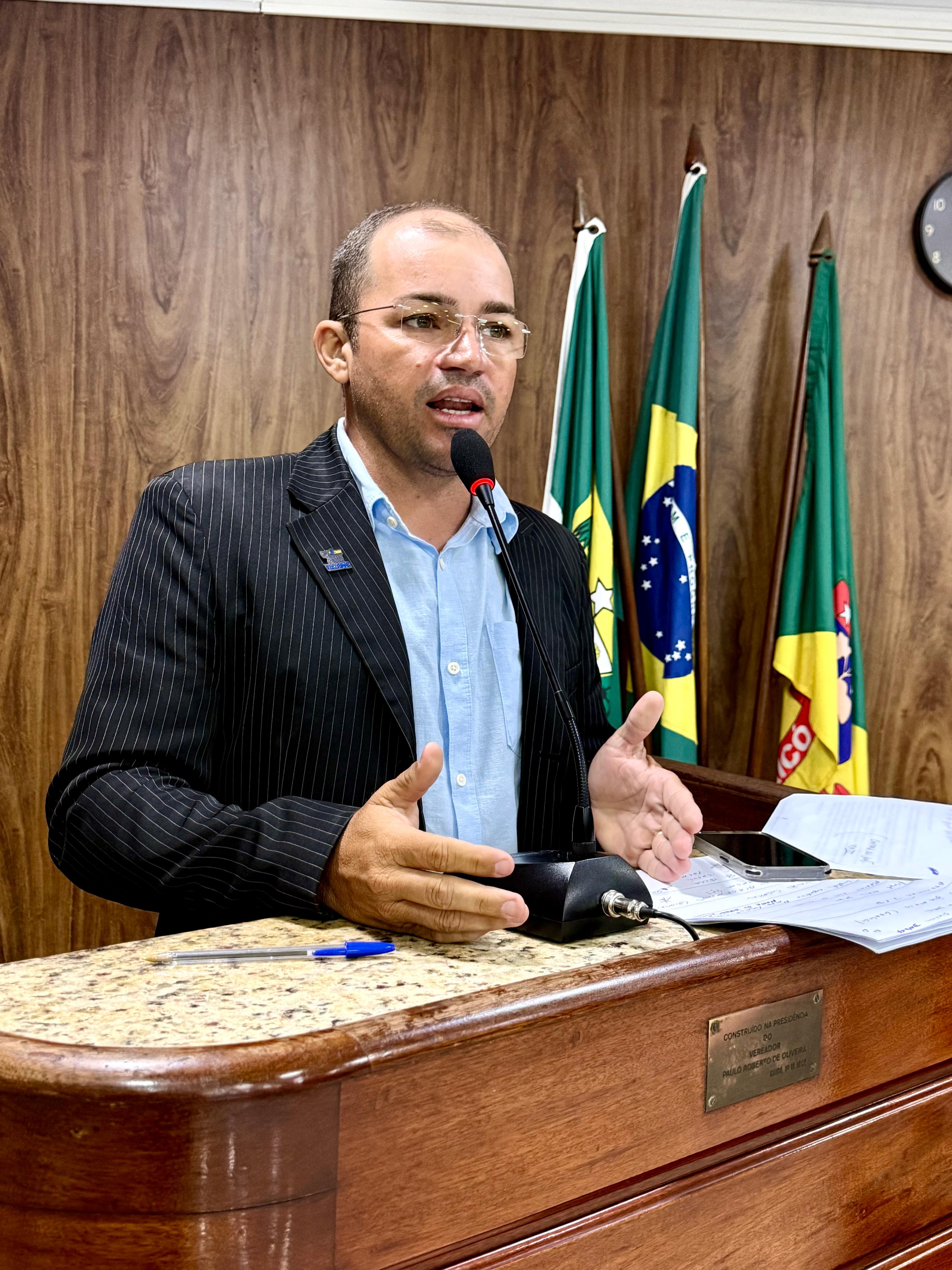 Alisson solicita reforço na iluminação da praça nas imediações da Igreja de Santa Cruz