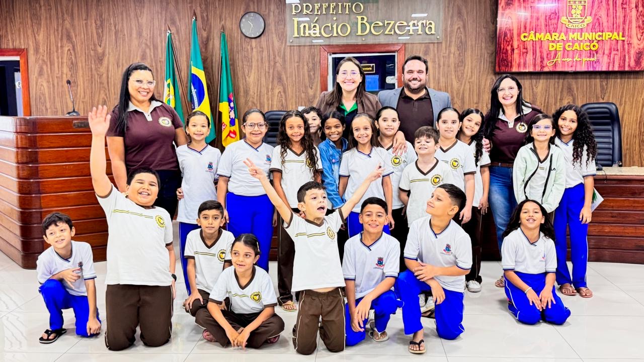 Alunos da Escola Municipal Olívia Pereira visitam a Câmara de Caicó para conhecer o funcionamento do Poder Legislativo