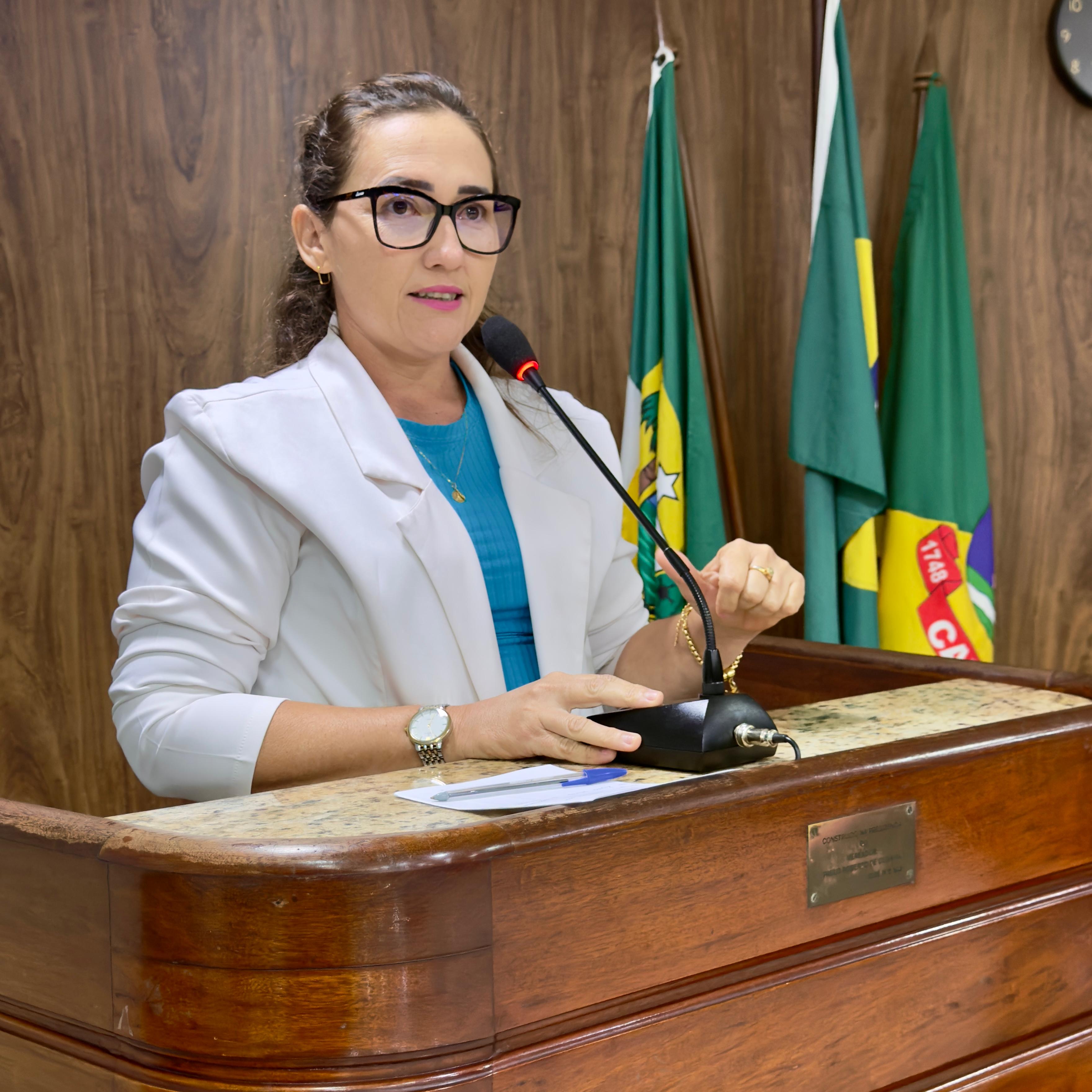 Ana Aline solicita limpeza e reforma dos banheiros da Praça Dom José Delgado