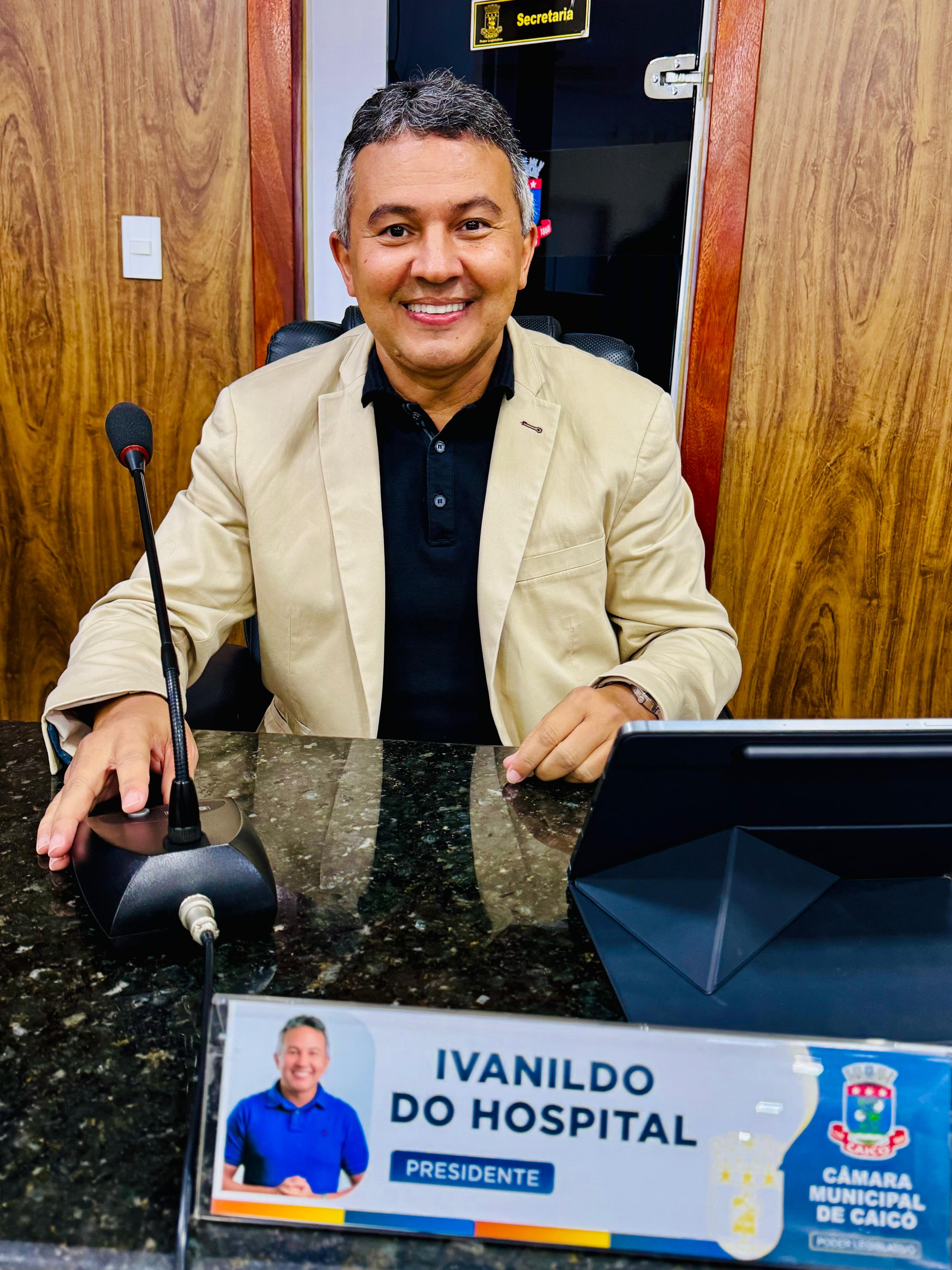 Presidente Ivanildo solicita reparo em postes na Avenida Coronel Martiniano