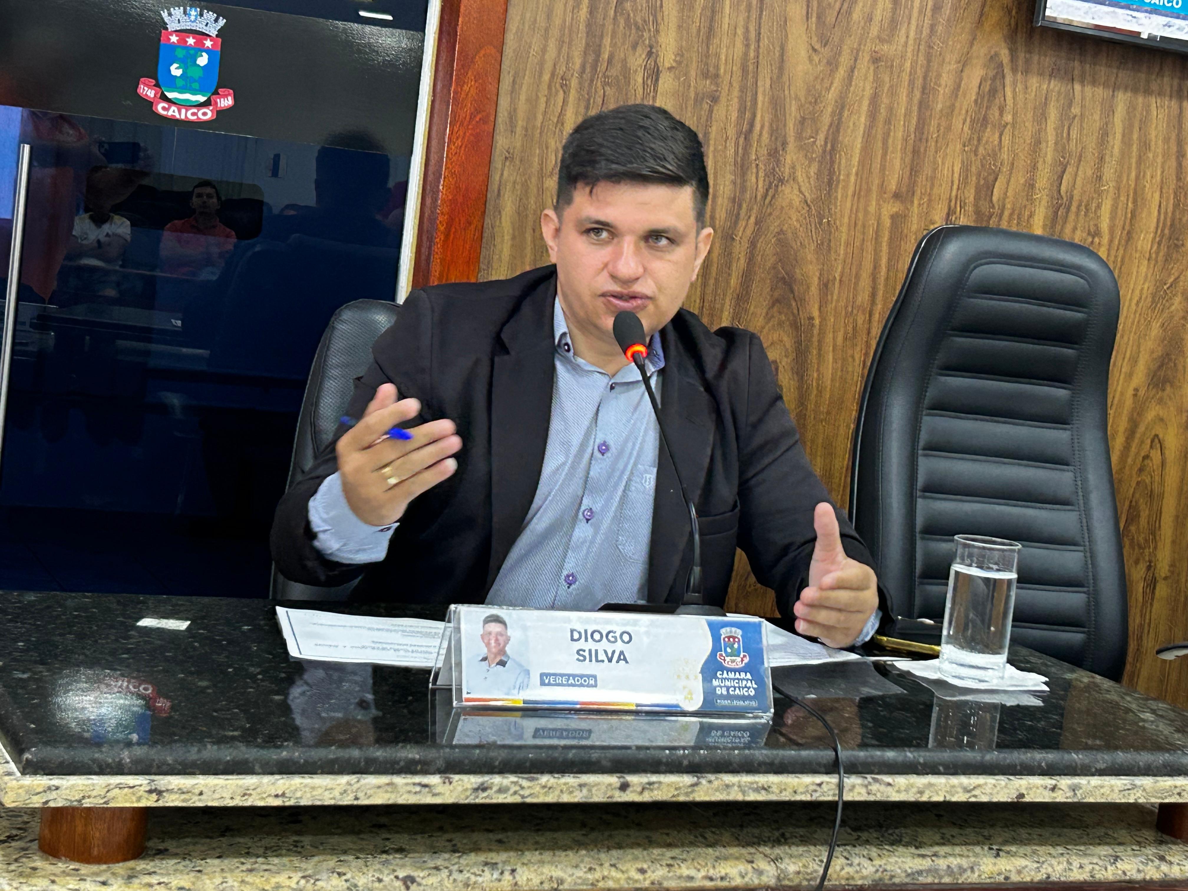 Vereador Diogo Silva protocola indicação solicitando informações sobre aquisição de postes pelo Município de Caicó