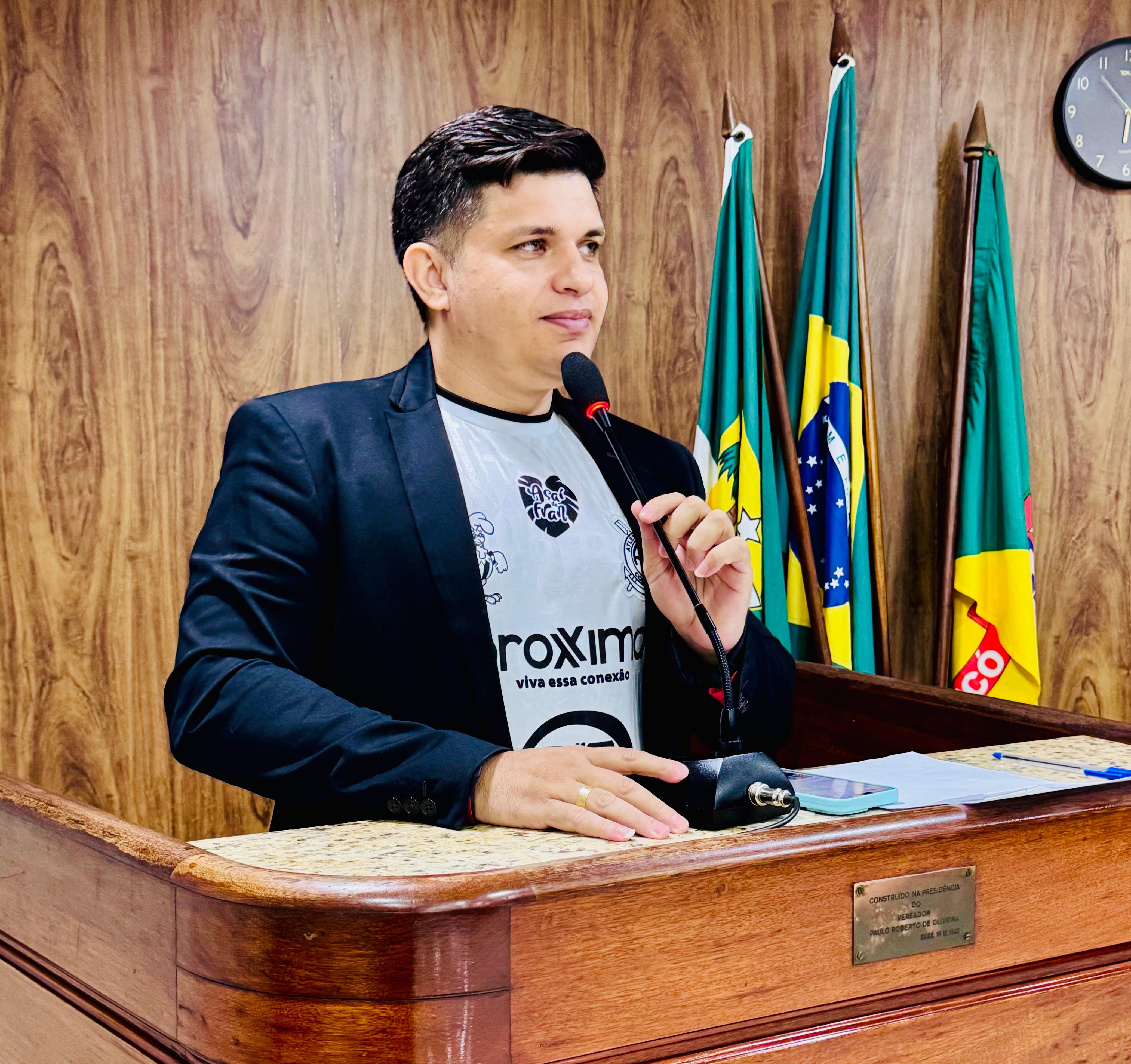 Vereador Diogo Silva solicita transparência sobre gastos da ornamentação natalina de 2025