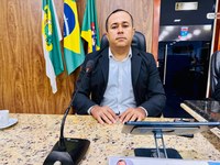 Vereador Irmão Renato solicita implantação de símbolo do TEA em vagas prioritárias de estacionamento em Caicó